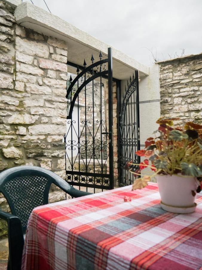 "Mani Guest House" Gjirokaster Luaran gambar